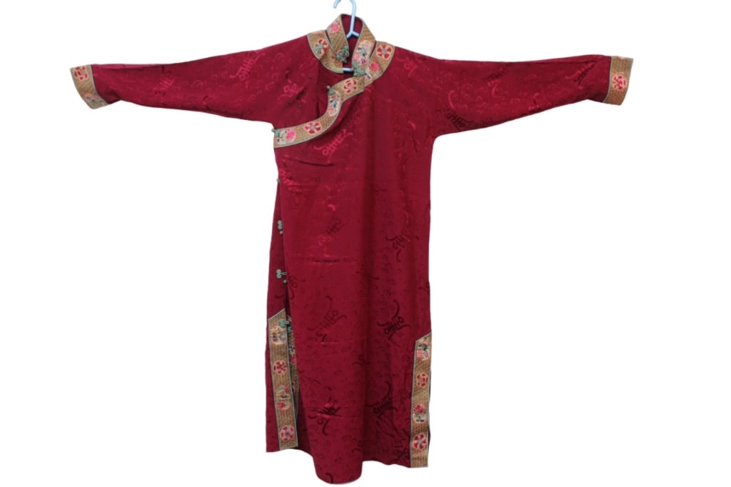 19th.C Chinese Silk Embroidery (1 of 11)