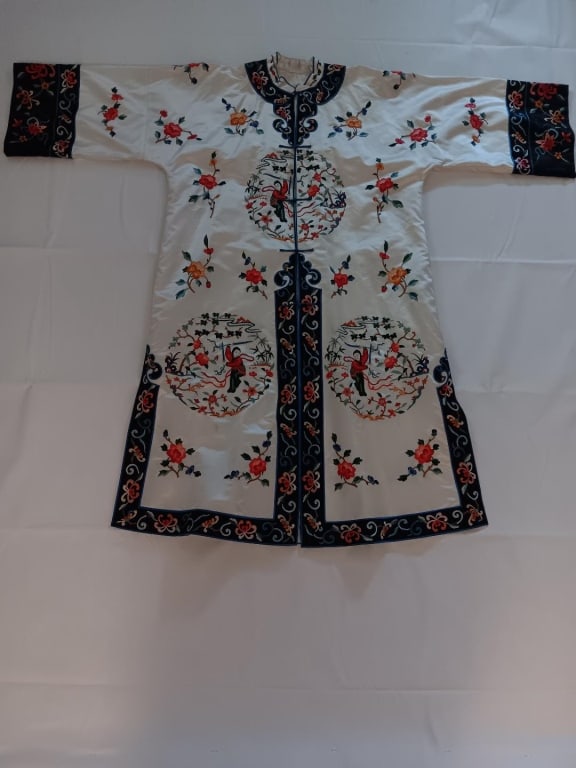 Vintage Chinese Embroidered Robe Jacket: Vintage Chinese Embroidered Robe Jacket (VERY GOOD CONDITION) Vintage Chinese Embroidered Robe Jacket H : 42" X W: 48 " Please note the absence of a condition report does not imply that there are no