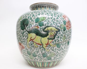 Mid- Qing Chinese Wucai Porcelain Jar Vase