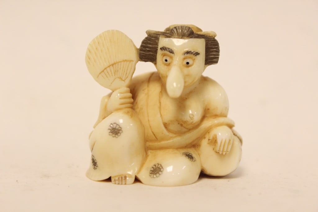 Japanese Bone Carved Netsuke: Japanese Bone Carved Netsuke Dimensions: 3.5cm by 4cm Please note the absence of a condition report does not imply that there are no condition issues with this lot. Please contact us for a detailed co