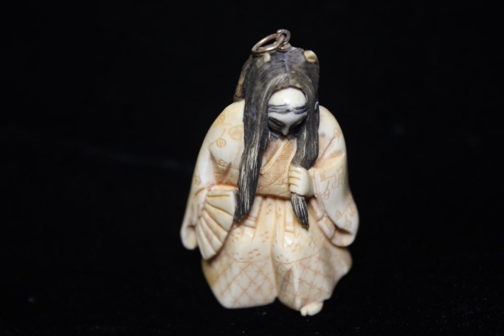 Japanese Bone Carved Netsuke ,Face moveable: Japanese Bone Carved Netsuke . 2" H