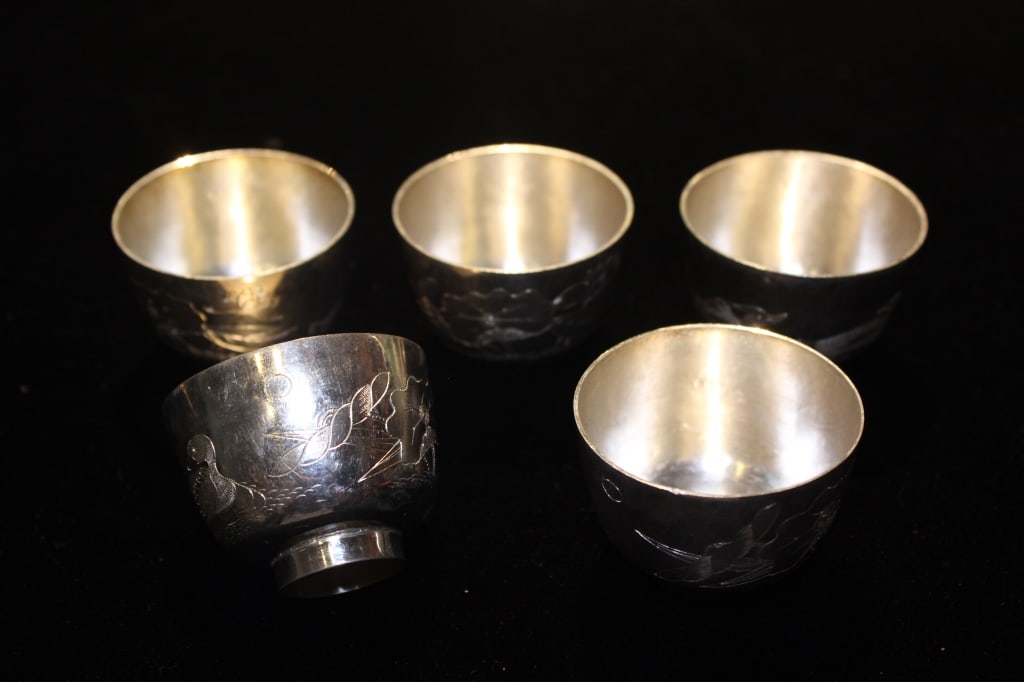 Feng Xiang Chinese Silver Chased and Engraved Cup: Feng Xiang Chinese Export Silver Chased and Engraved Cup( 5 pieces). Dimension: Total Weight: 180g 3.5cm H