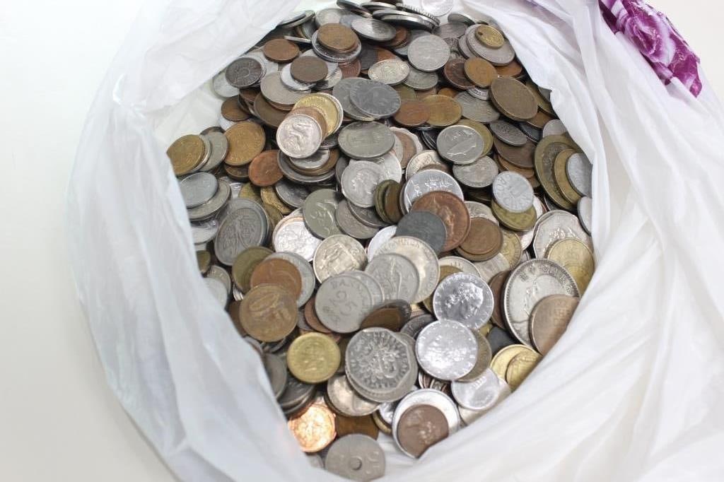 Lots of Worldwide Coins . (1 of 3)
