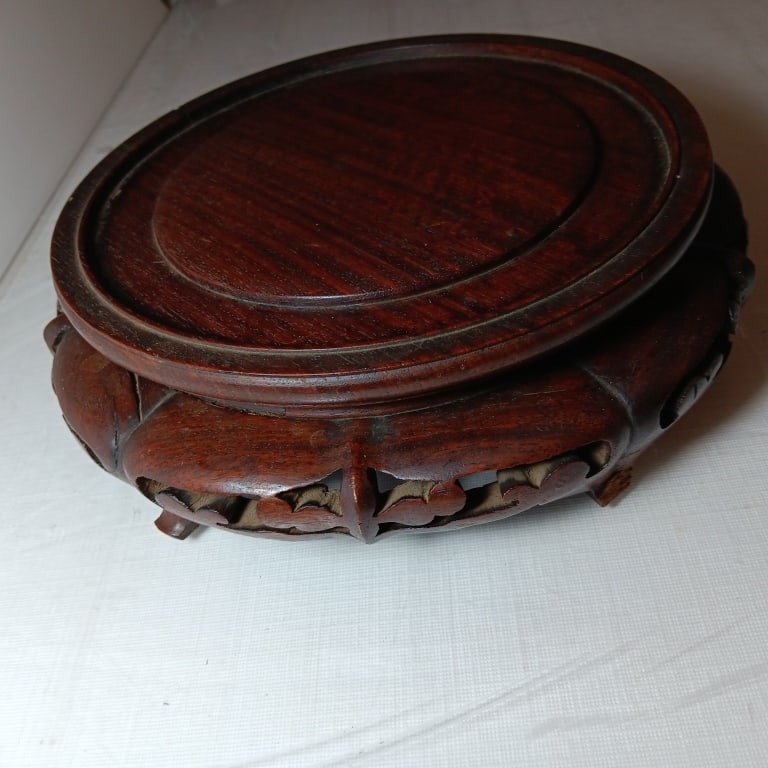 Chinese Antique Rose Wood Carved vase stand: Chinese Antique Rose Wood Carved vase stand Height: 7 cm, Width: 25 cm, X 25 width X Weight: 700G Tennessee Private Collection.