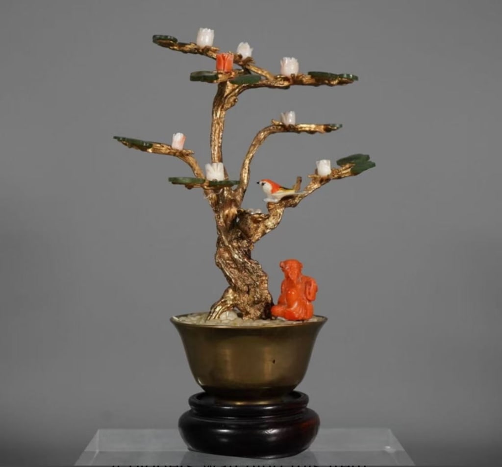 Rare and lovely Vintage Chinese Golden bonsai Tree: China's rare and lovely retro golden bonsai tree with jade leaves, bone birds, coral carved figures and tulip magnolias on display. Jade leaves, coral tulips, white magnolia, one-bone carved bird, bir