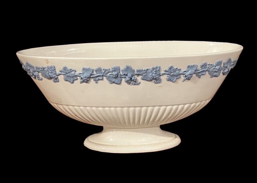 Vintage Wedgwood Queensware Oval Centerpiece Bowl: Vintage Wedgwood Queensware Oval Centerpiece Bowl lavender on cream. 12.5"W