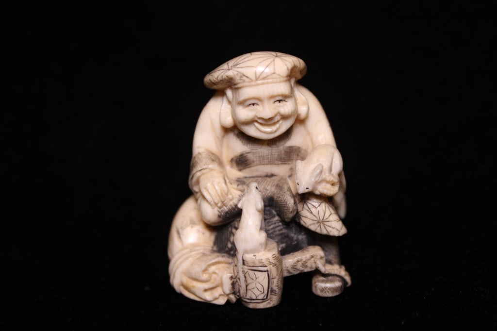 Japanese Carved Figural Netsuke (1 of 3)