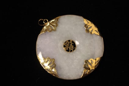 A Round Jadeite Pendant w Gold