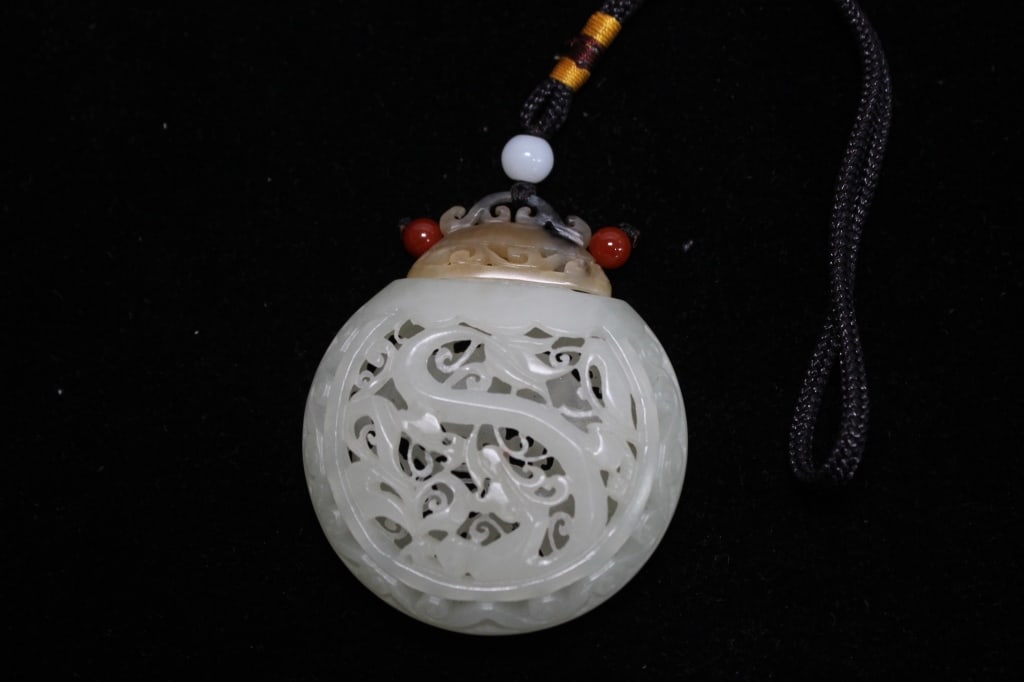 Chinese Carved Jade Perfumer Case.Open Work: Chinese Carved Jade Perfumer Case.Open Work . Very good condition.