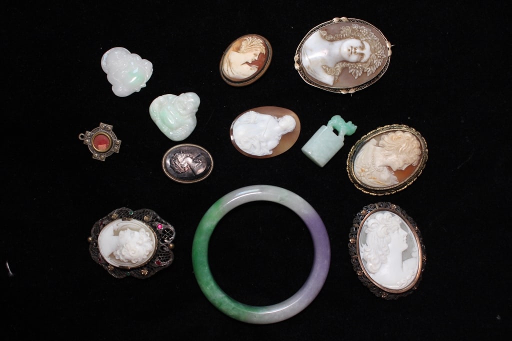 Lots of 12 Jadeite pendant andVintage Cameo Brooch