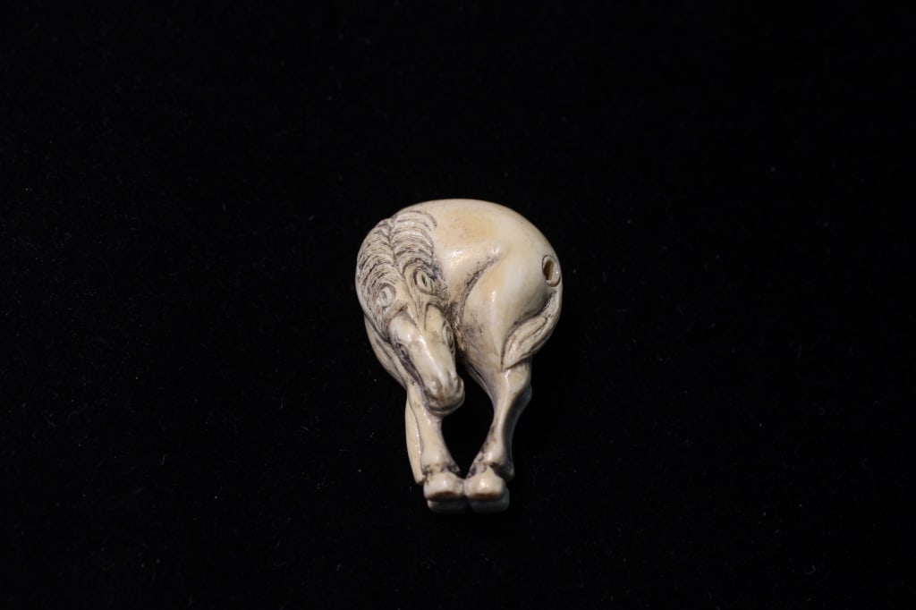 Japanese Carved Horse Netsuke: Japanese Carved Horse Netsuke