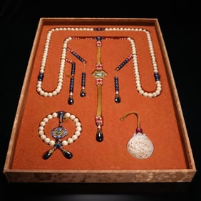 Chinese Mother Pearl Chaozhu Necklace w Jade Perfu