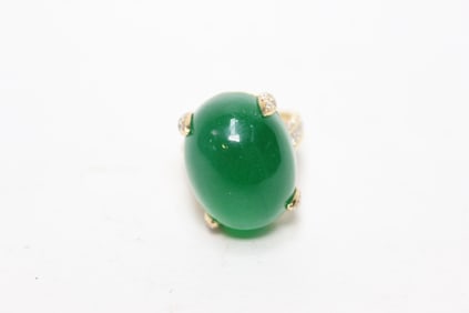 Beautiful Green Oval Jadeite Ring w GIA certificat