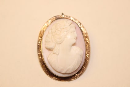 Beautiful Vintage 10K Gold Cameo Pendant/ Brooch