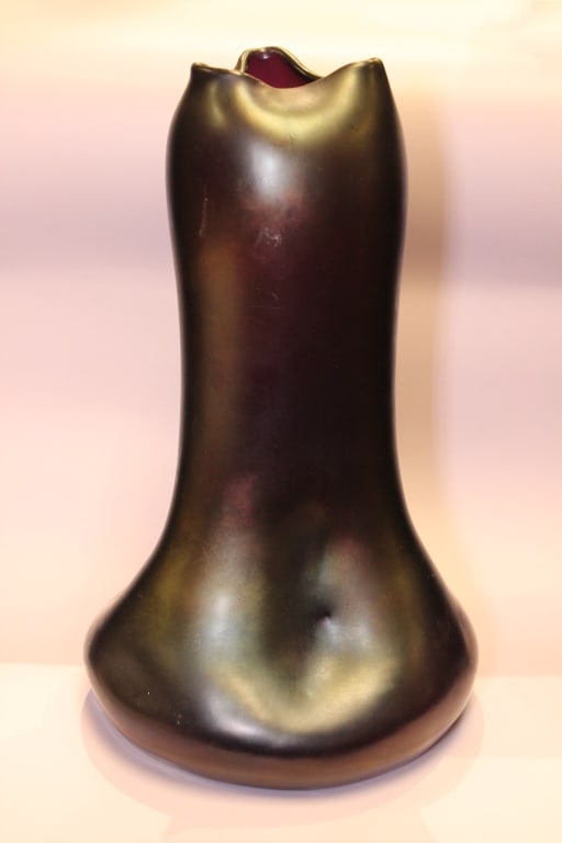 Loetz Phänomen Genre Glass Vase: Loetz Phänomen Genre Glass Vase likely from the late 19th or early 20th century, in the style of Loetz, a famous Bohemian glass manufacturer known for their iridescent finishes.Dimension:11 1/2"HMate