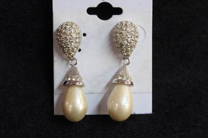 Pair of Teardrop-shaped Earrings Set