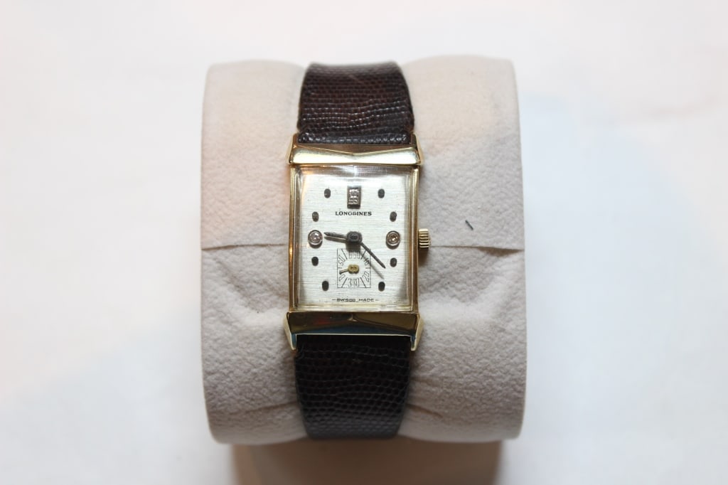 Vintage Longines Manual Wind 14K Solid Gold Watch: Vintage Longines Manual Wind 14K Solid Gold Tank Style Watch. in working condition, keeping the time.