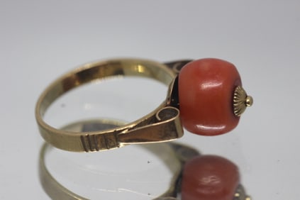 Vintage Red Coral Gold Ring