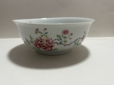 Chinese Finely Painted Famille Rose Porcelain Bowl