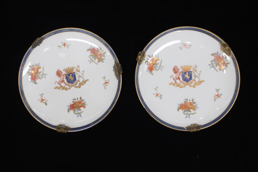 Pair of 19th.C Hand-Paint Armorial Porcelain Plate (1 of 8)