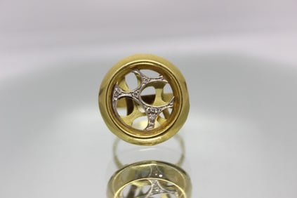 //Gold and Diamond Ring