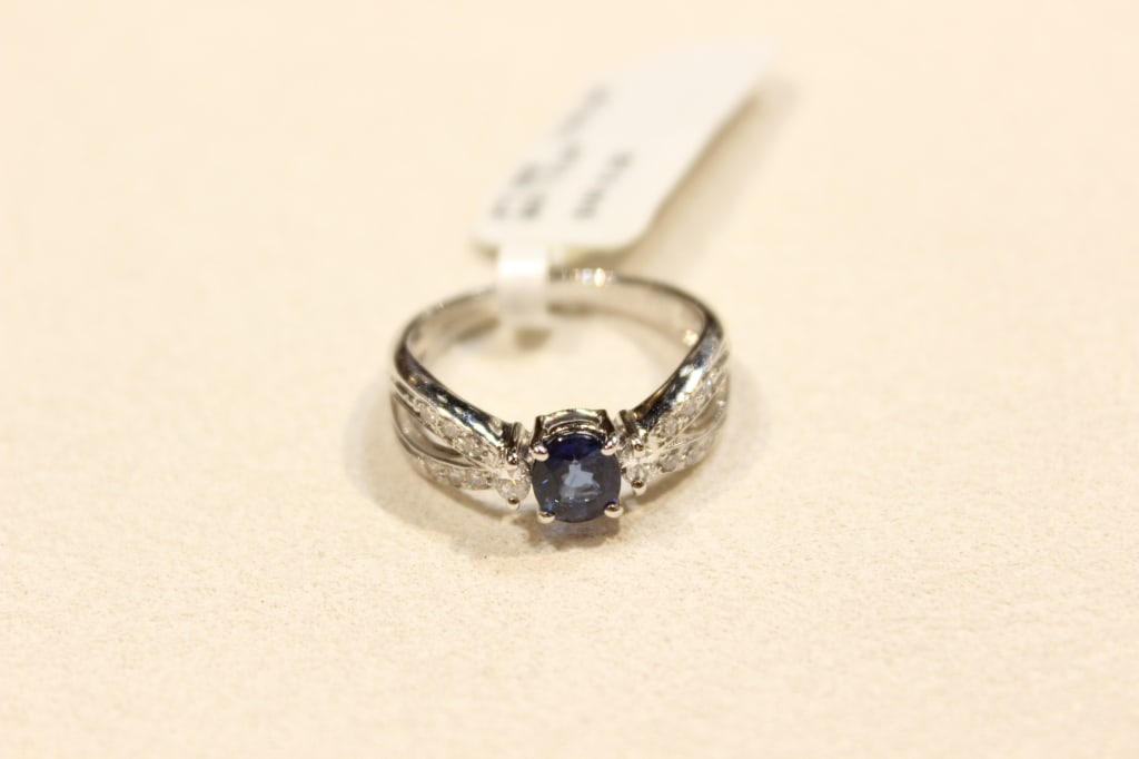 Oval-cut Blue Spinel Platinum Ring: Metal: PT 900 (Platinum 900) - This indicates the ring is made of 90% pure platinum.Total Metal Weight: 6.00 GM (grams)Center Gemstone: BS 1 0.94 (Blue Spinel), weighing approximately 1.094 carats.Acc