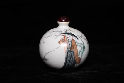 Chinese Famille Rose Porcelain Snuff Bottle