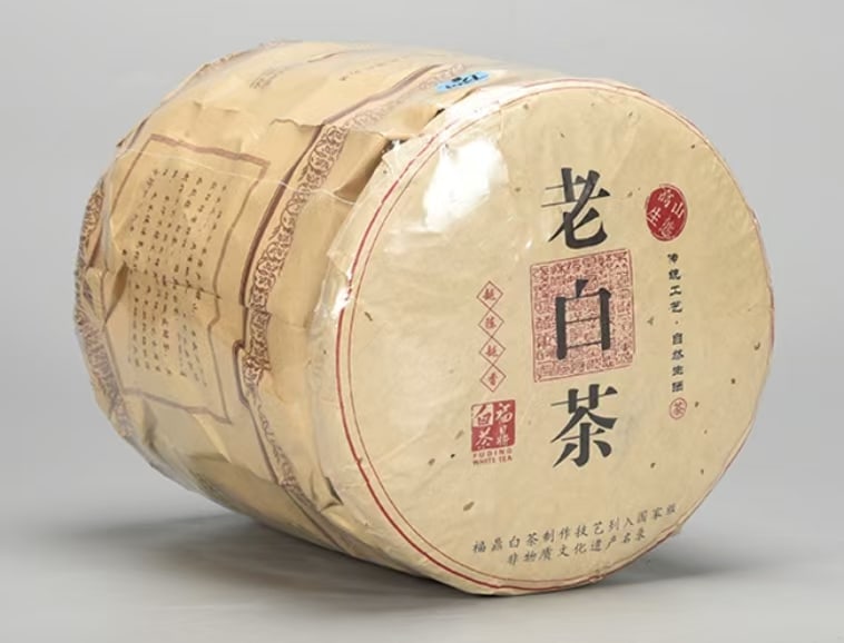 Compressed Cake of Fuding White Tea: Dimension: 350gX8 cakesThe text on the wrapper explicitly mentions "Fuding White Tea production technique listed as a national intangible cultural heritage" (????????????????????), highlighting its pr