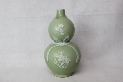 Chinese celadon-glazed porcelain double-gourd vase