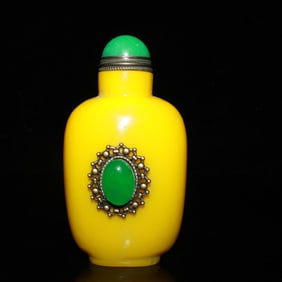 Chinese Yellow Liuli Snuff Bottle.