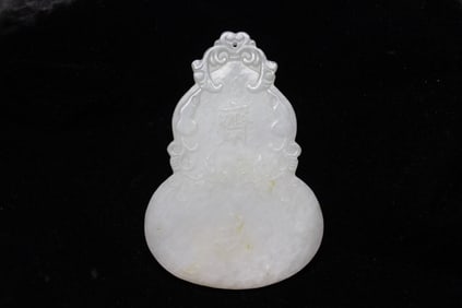 Chinese white jade double-gourd (hulu) pendant or