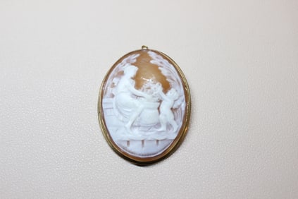 Antique Hand-carved Shell cameo brooch/pendant