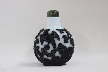 Elegant Chinese Overlay Glass Snuff Bottle