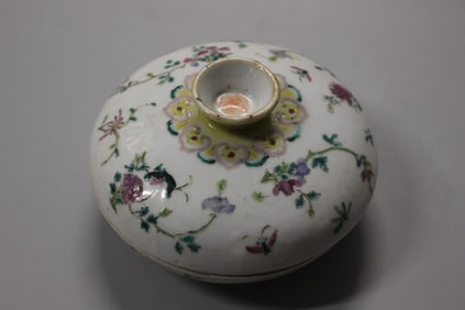 Chinese export porcelain covered sweetmeat dish