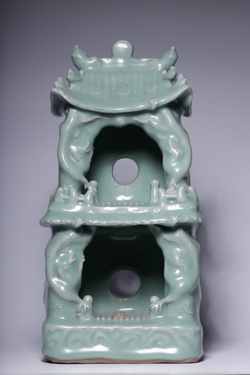 Chinese Longquan Celadon Buddha Case: Dimension: 13cm L x 11cm W x 27.5cm H,weight is 2400gram.