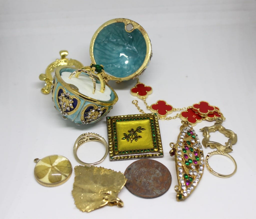 Collection of Assorted Jewelry and decorative item (1 of 3)