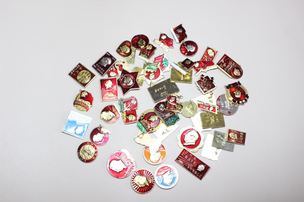 Collection of Vintage Chairman Mao Zedong Badges (1 of 3)