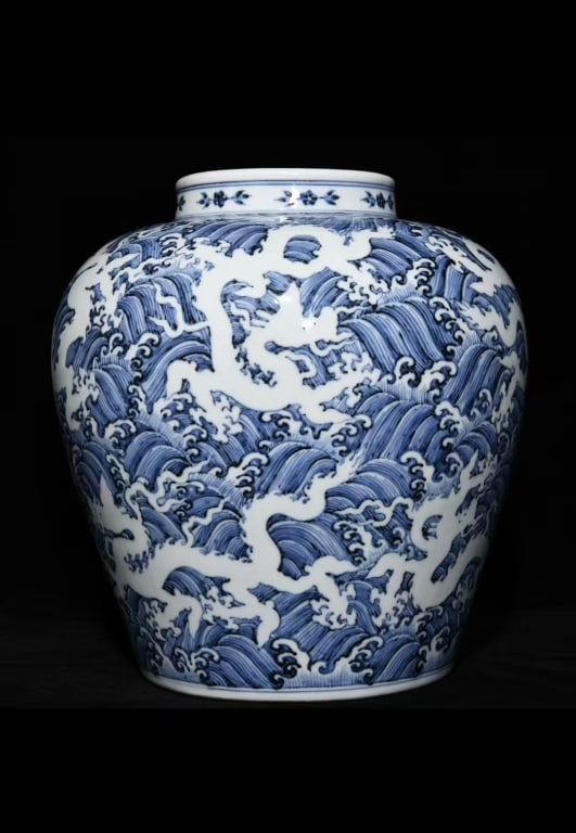 Chinese blue and white porcelain Jar"Dragon" (1 of 7)