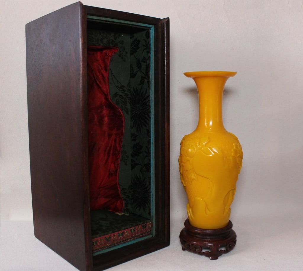 Chinese Imperial Yellow Peking Glass Vase (1 of 7)