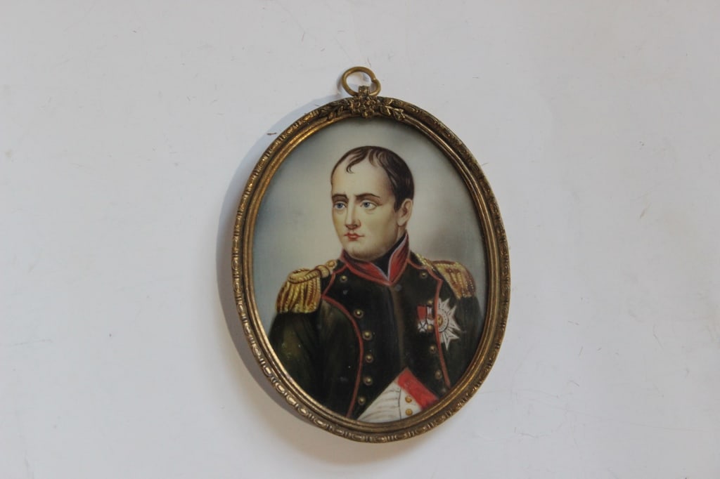 18th.C French Hand Paint Oval Miniature Painting of Emperor Napoleon Bonaparte in military uniform. (1 of 4)