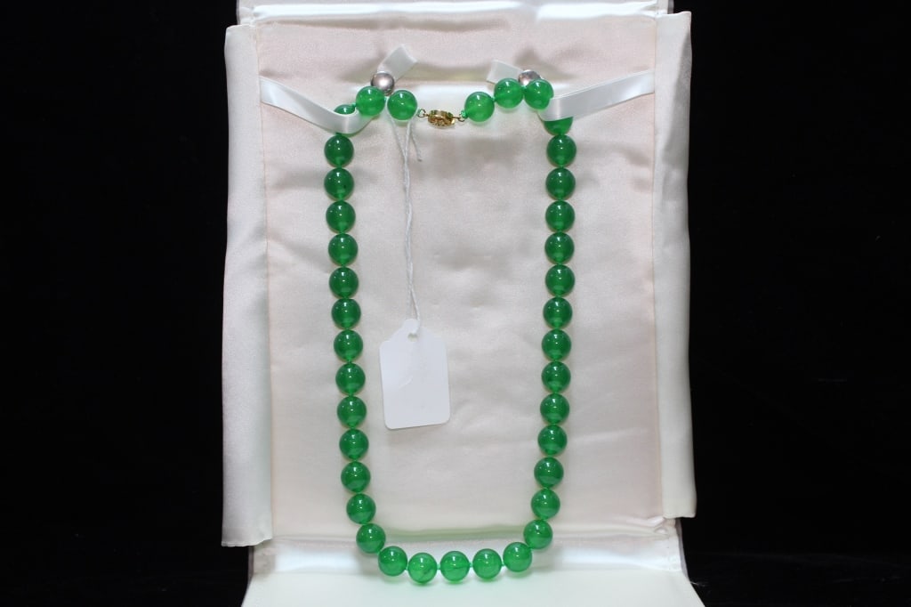 Beautiful Green Jadeite Beads Necklace w 18K Gold (1 of 5)