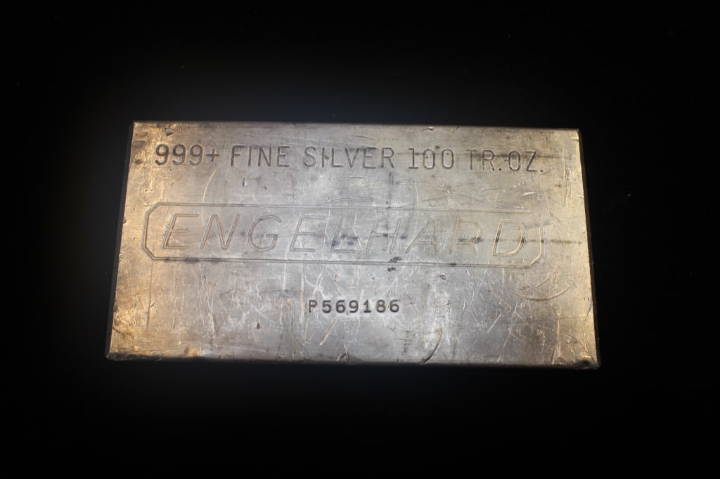 vintage Engelhard 100 oz silver bar (1 of 4)