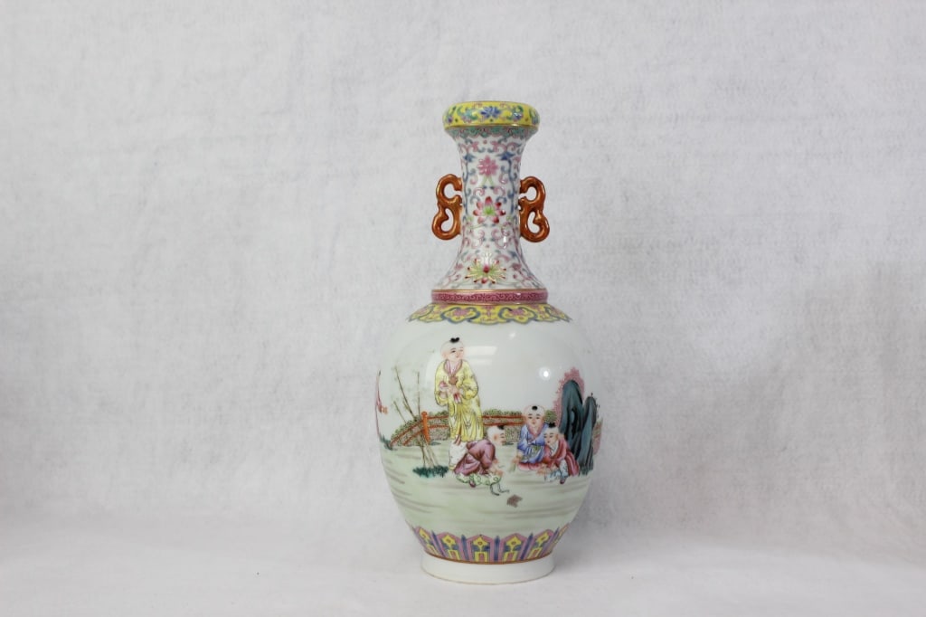 Chinese Famille Rose Porcelain Vase,Mark (1 of 9)