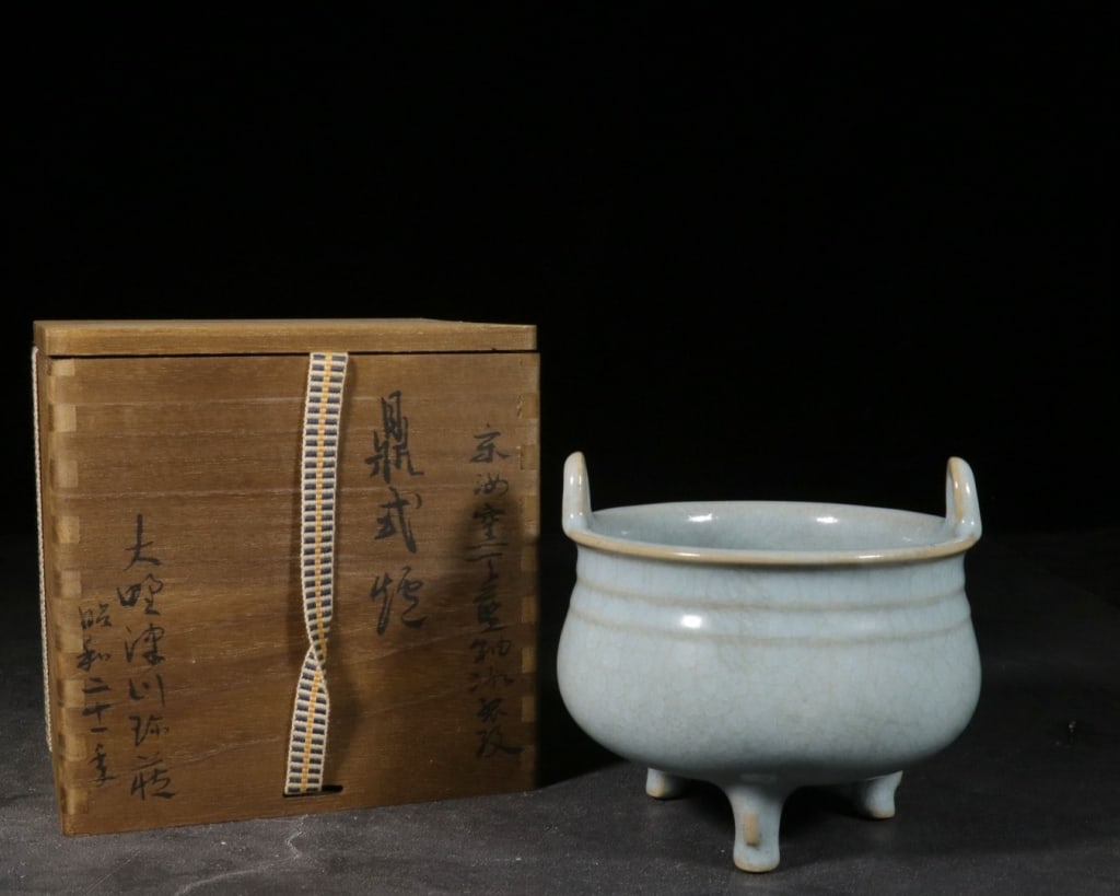 Chinese Celadon-Glazed Tripod Censer (1 of 9)