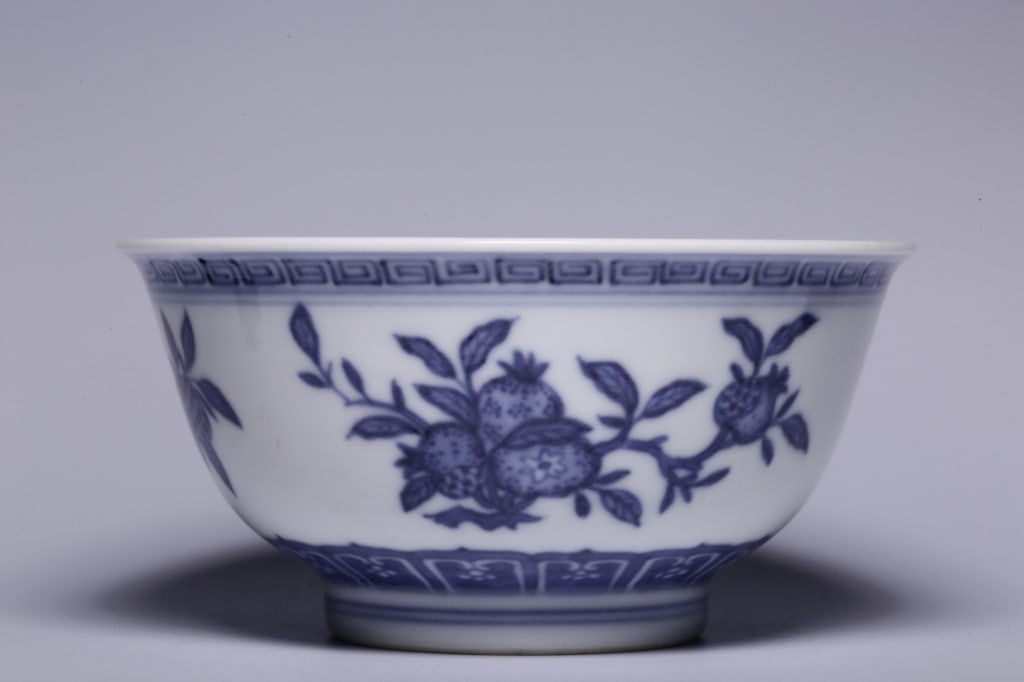 Chinese Blue and White Porcelain "Sanduo" Bowl,Ma (1 of 9)