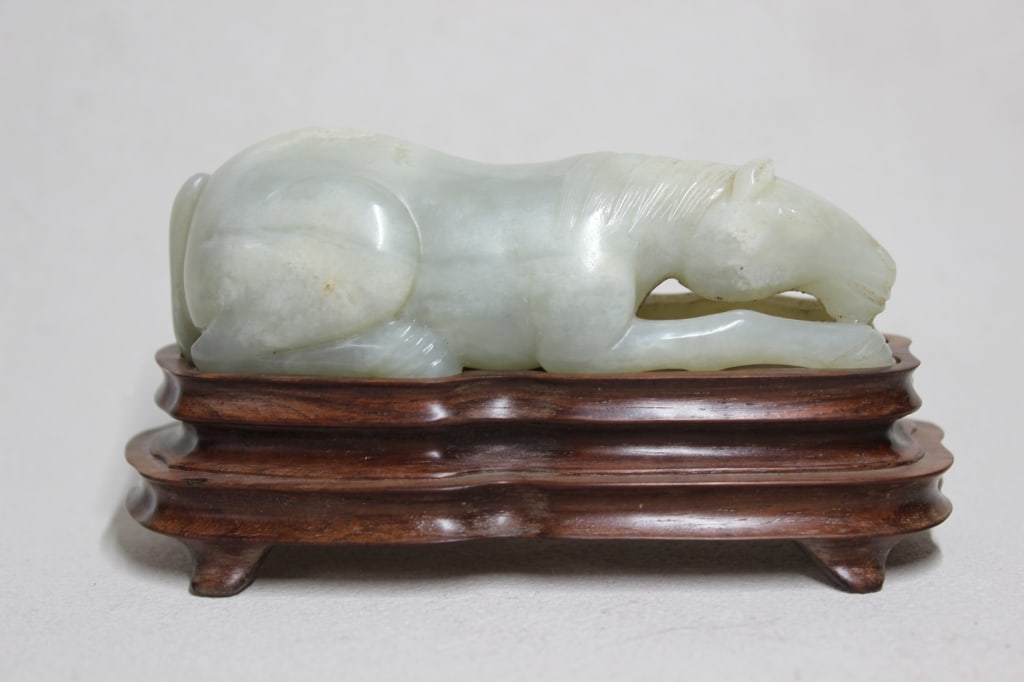 Chinese carved jade recumbent horse sculpture (1 of 7)