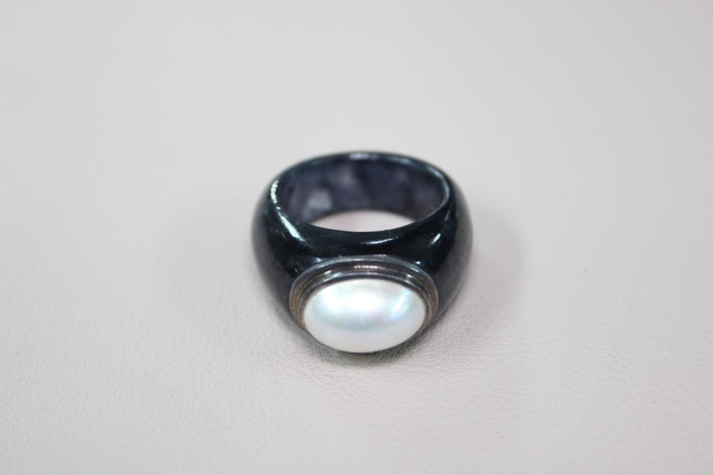 Black Jade ring w an oval white cultured freshwate (1 of 8)