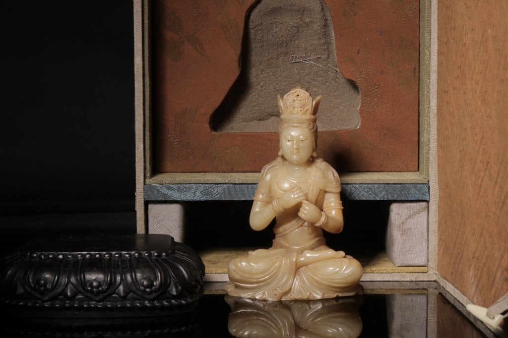 Chinese Soapstone Carved Figure of Guanyin (1 of 11)