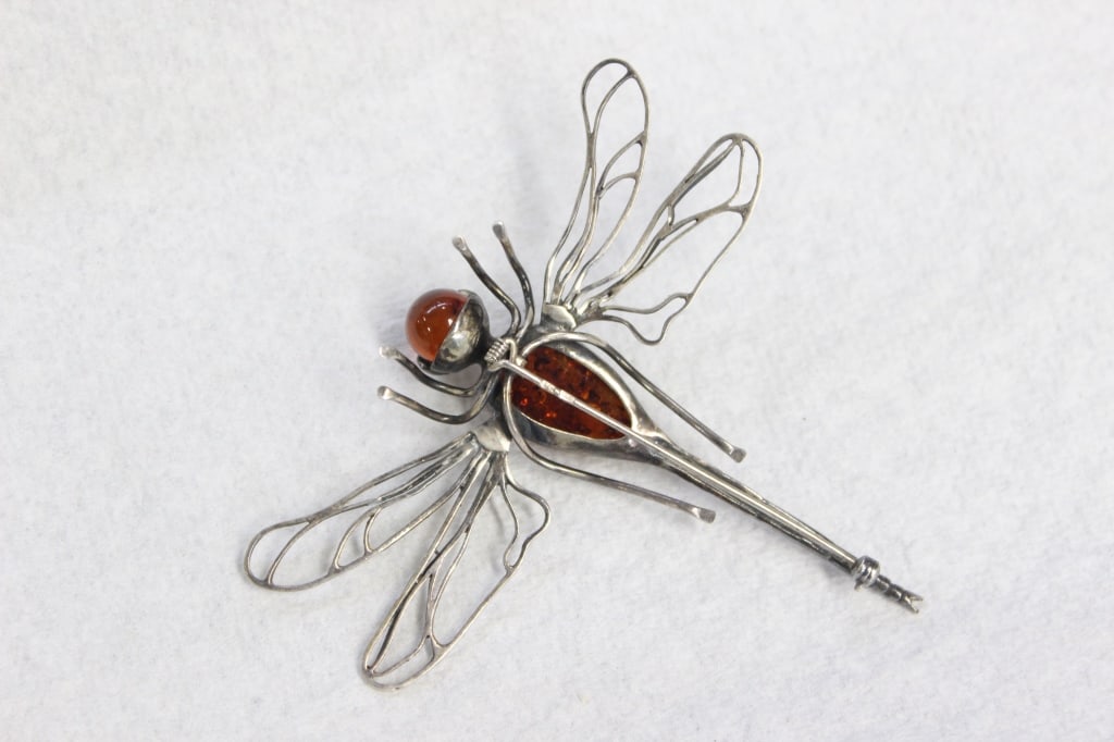 A Dragonfly Brooch w Amber (1 of 3)