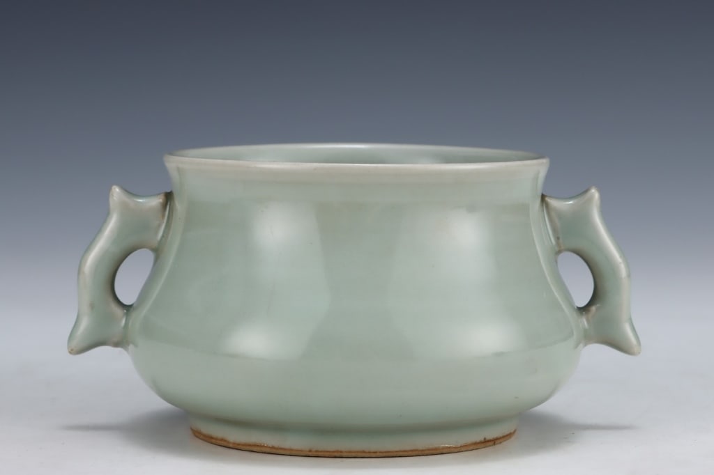 Chinese Longquan celadon incense burner (1 of 9)